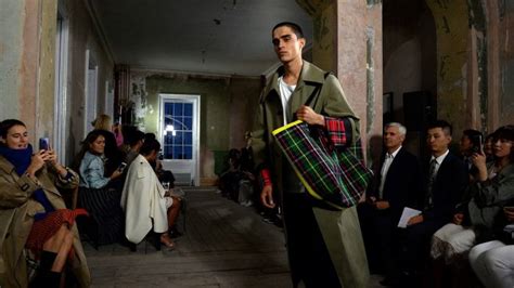 burberry targets youth with farfetch tie-up|Burberry teams up with e.